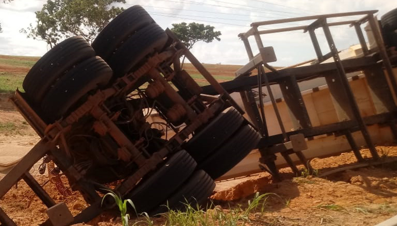 Carreta envolvida no acidente