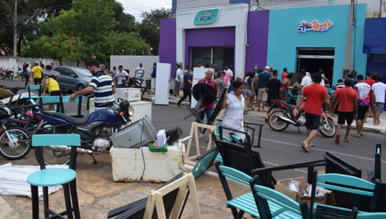 Populares se mobilizaram e começaram a tirar equipamentos e apagar as chamas