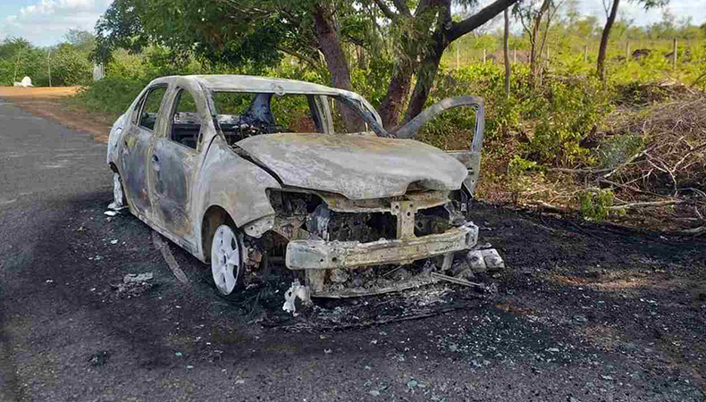 Carro ficou completamente destruído