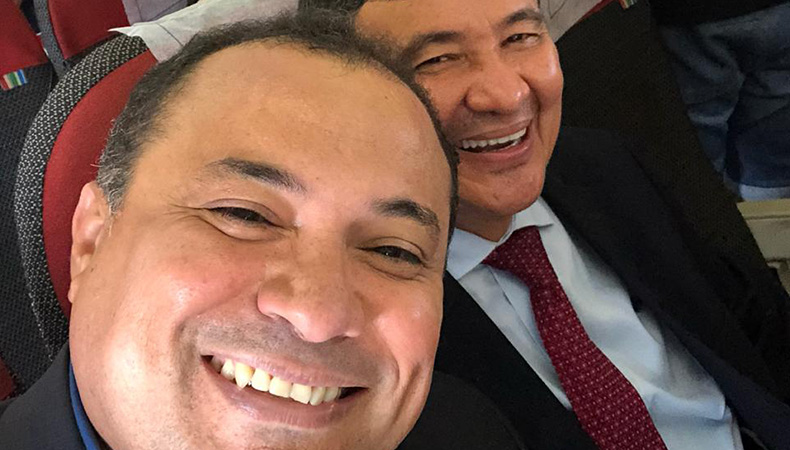 Deputado Evaldo Gomes viajando para Brasília no mesmo avião com o governador Wellington Dias