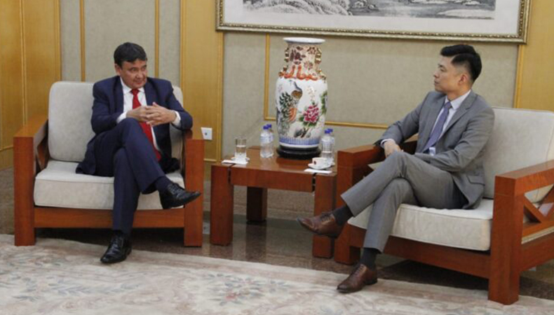 Governador Wellington Dias em conversa com empresários chineses para investimentos no Piauí