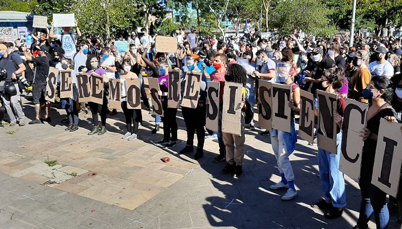 Manifestantes exibem placas no Largo da Batata, em Pinheiros, Zona Oeste de São Paulo / Foto: Guilherme Balza-GloboNews