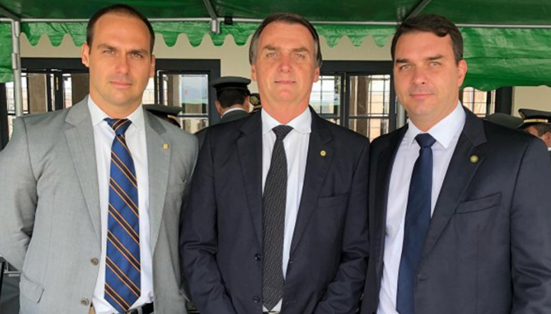 Jair Bolsonaro com seus filhos congressistas devem ter juízo / Foto: Pleno News