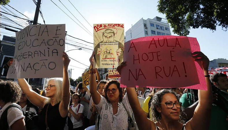 Manifestação contra os cortes nos recursos da educação vão se juntar as críticas a Previdência / Foto: O Globo