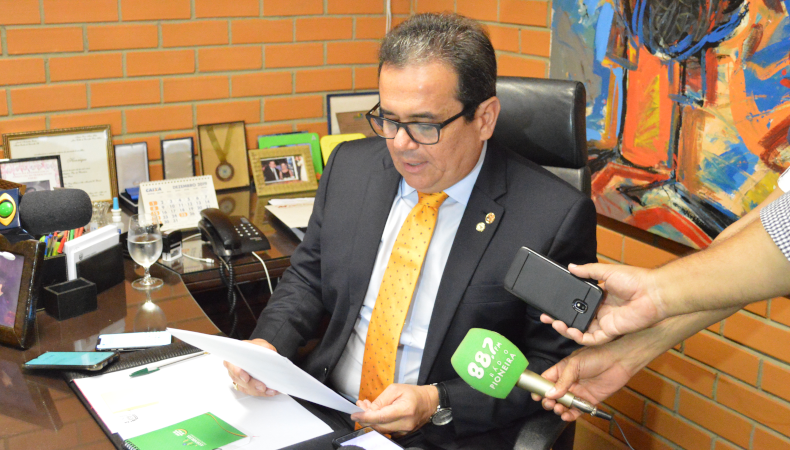 Deputado estadual Henrique Pires anunciando a desistência da candidatura a prefeito de Teresina