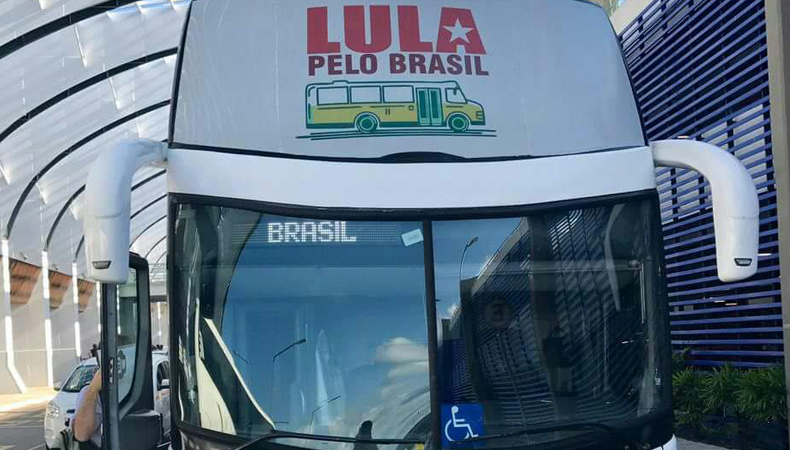 Ônibus usado pelo ex-presidente Lula durante caravana pelo Brasil