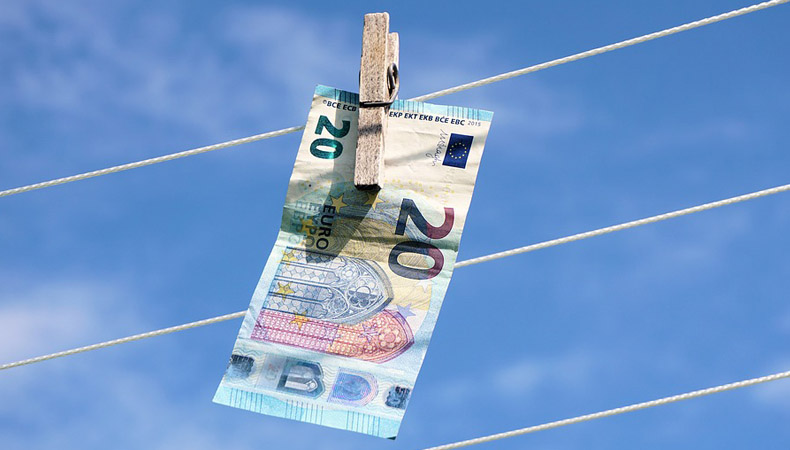 Dinheiro no varal, em referência à metáfora de ‘lavar o dinheiro’ / Foto: Domínio Público - Pixabay