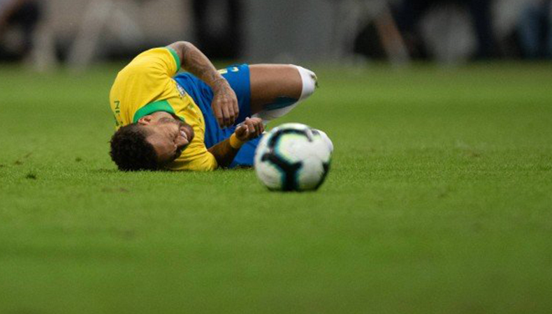 Neymar após a lesão / Foto: Extra