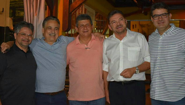 Ex-governador Zé Filho com integrantes da oposição