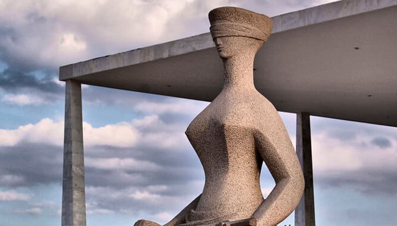 Estátua da deusa Thêmis, símbolo da imparcialidade judicial, em frente ao Palácio do STF / Foto: Ricardo-Visual Hunt