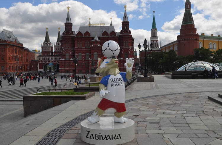 Zabivara, mascote da Copa em frente a praça Vermelha