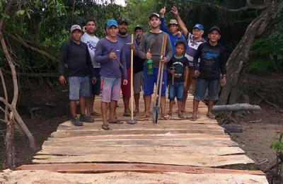 Populares constroem ponte em riacho que divide Barras de Batalha