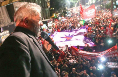 Lula diz em SP que justiça é usada para derrotá-lo