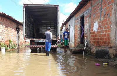 Rio Poti atinge cota de inundação e invade casas em Teresina