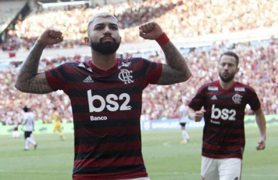 Flamengo vira sobre Athletico-PR com gol aos 50 do 2º tempo