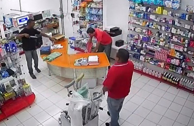 Homem com faca, assalta farmácia é rendido por populares em Oeiras