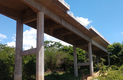 Lateral de ponte desaba em Oeiras-PI; PRF fez o isolamento do local
