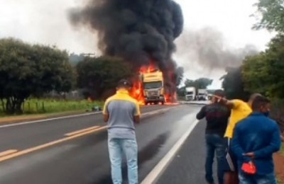 Carreta carregada de óleo pega fogo em São João da Varjota-PI