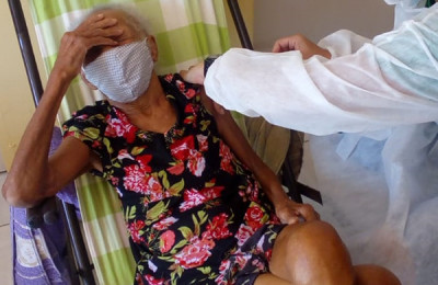 Idosa de 102 anos recebe vacina contra a COVID-19 em Oeiras-PI