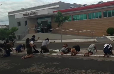 Jovens fazem orações para pacientes com COVID-19 em Oeiras
