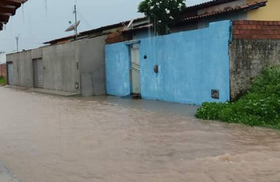 Chuva deixa ruas alagadas em Barras-PI; nível dos rios aumenta