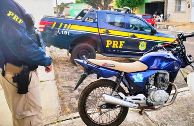 Após acidente com moto roubada, casal foge para não ser preso no PI