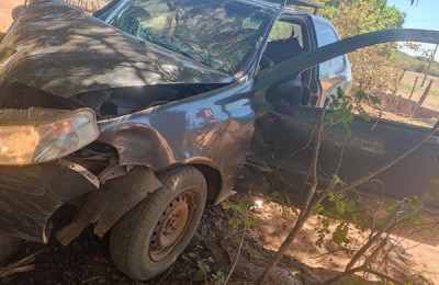 Vendedor morre após colidir veículo em árvore em Castelo do Piauí
