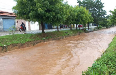 Chuva alaga ruas, invade casas e causa transtornos em Oeiras-PI
