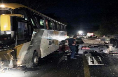 Acidente entre ônibus e caminhonete deixa homem preso às ferragens no PI