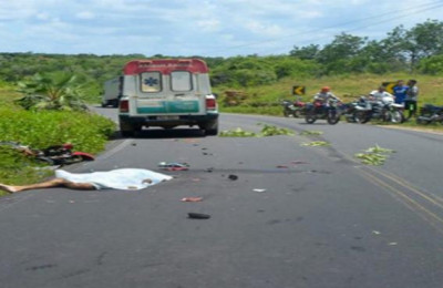 Homem morre após bater moto em caminhão em Castelo do Piauí