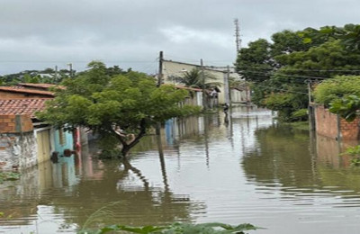 Enchente deixa desabrigados e causa transtornos em Esperantina-PI