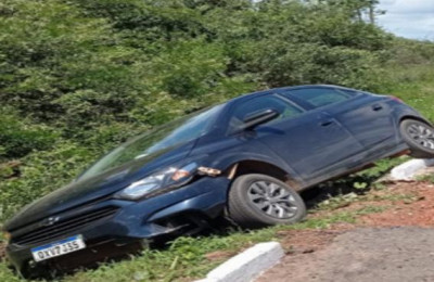 Motorista perde o controle e carro quase cai em ponte no Piauí