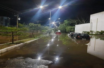 Carros são arrastados durante forte chuva que caiu em Teresina