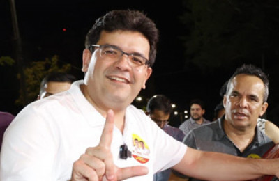 Rafael Fonteles inicia a campanha para governador com adesivaço