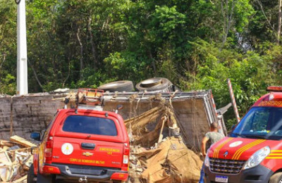 Acidente com caminhão carregado de cerâmica deixa três mortos em União-PI