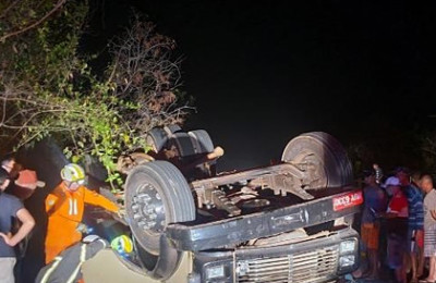 Acidente com caminhão, carregado de madeira, mata motorista em Piripiri-PI