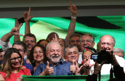 Em primeiro discurso após a vitória, Lula diz que combate à miséria é sua missão