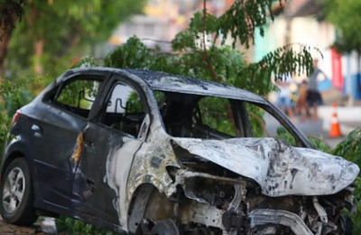 Motorista perde o controle do veículo, bate em árvore e carro pega fogo em Teresina