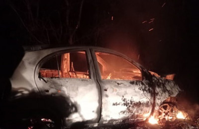 Carro pega fogo após casal sofrer acidente no município de Esperantina-PI