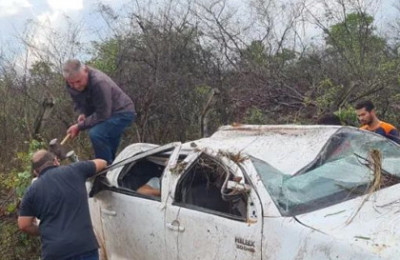 Veículo capota e deixa três pessoas feridas no município de José de Freitas-PI