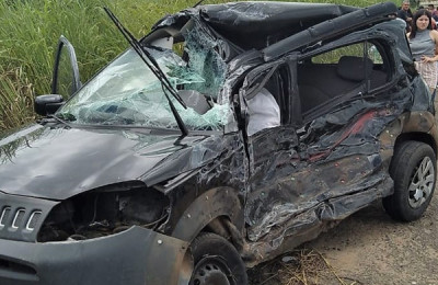 Casal morre em acidente entre dois carros e uma carreta em Lagoinha do Piauí
