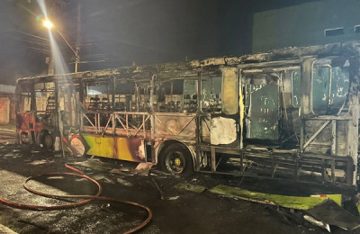 Criminosos incendeiam ônibus em resposta a homens mortos pela PM em Teresina