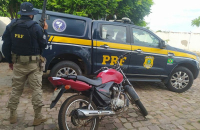 Homem é flagrado com motocicleta roubada e entrega vendedor à PRF em Oeiras-PI