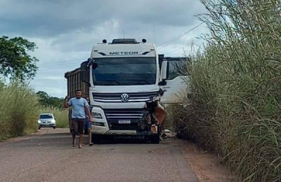 Empresário morre após uma colisão entre caminhonete e carreta bitrem no Piauí