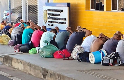 Polícia apreende micro-ônibus com presos, drogas e celulares em Campo Maior-PI